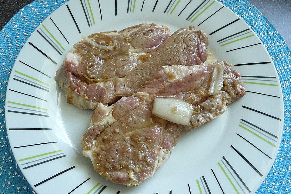 Nackensteaks in Schwarzbiermarinade