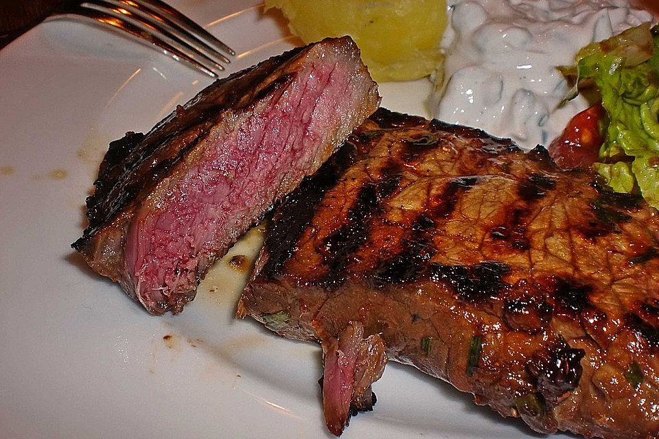 Mediterrane Rumpsteaks vom Schwenkgrill