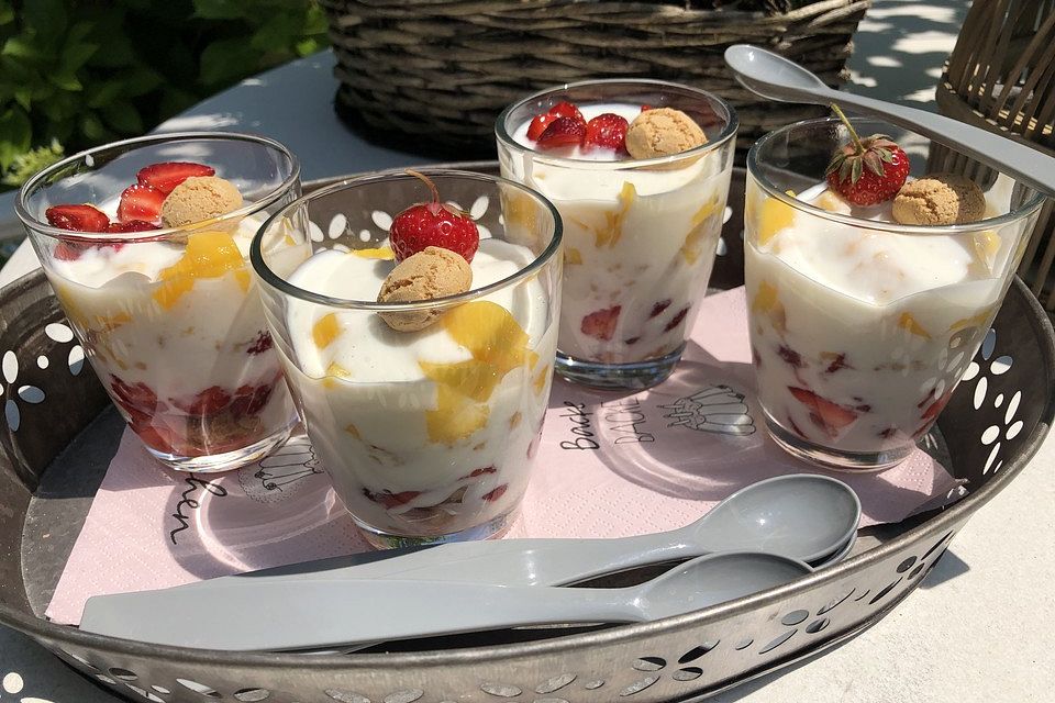 Leichtes Erdbeer-Mango Dessert