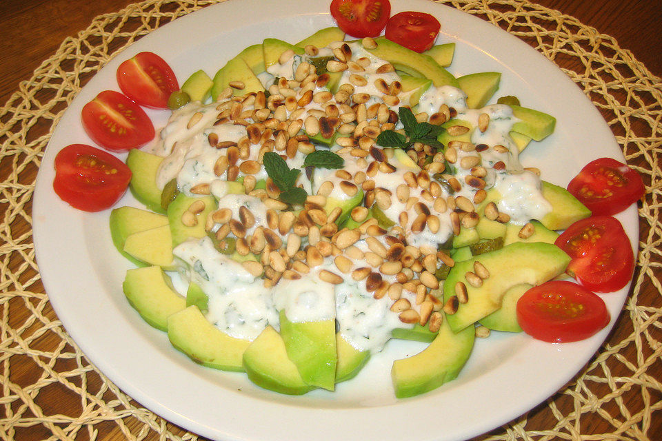 Avocadosalat mit Pinienkernen