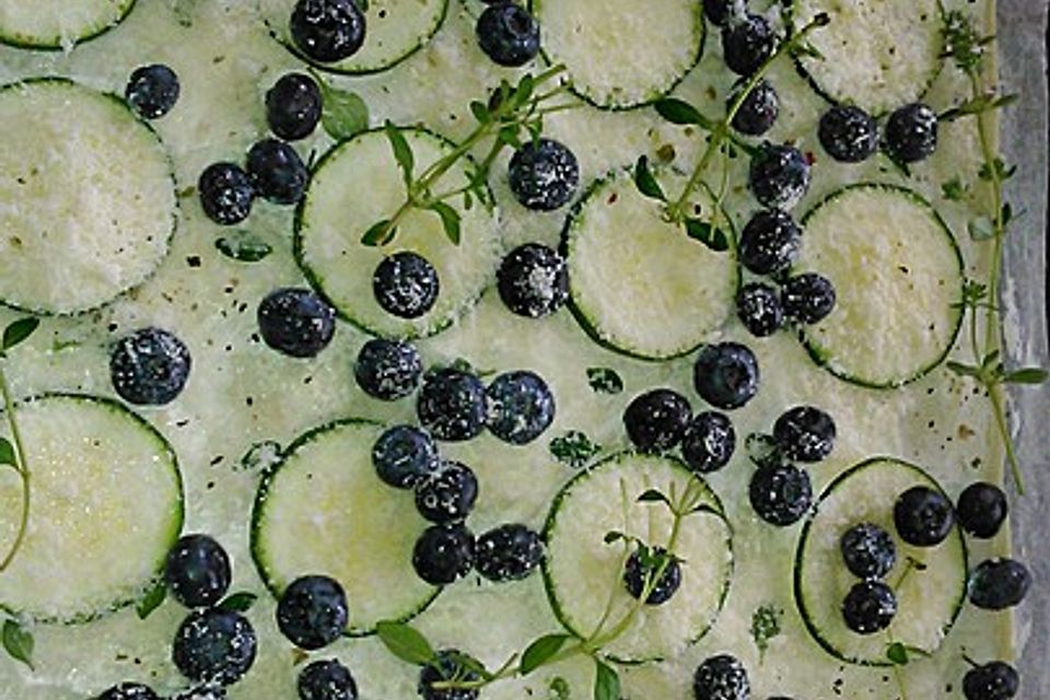 Zucchini-Blaubeer-Flammkuchen