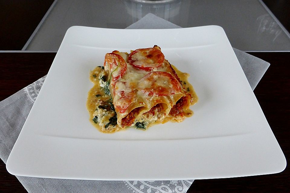 Cannelloni Bolognese auf Spinat