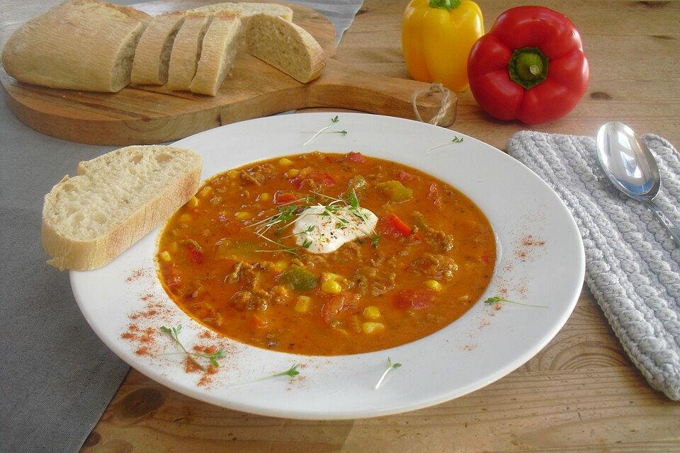 Ajvarsuppe mit Hackfleisch