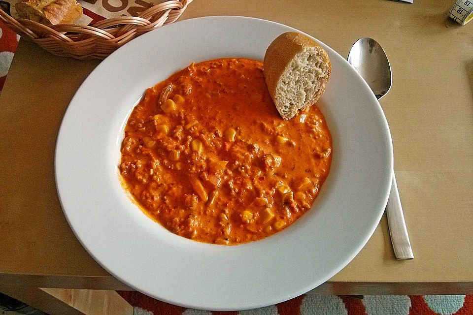 Ajvarsuppe mit Hackfleisch