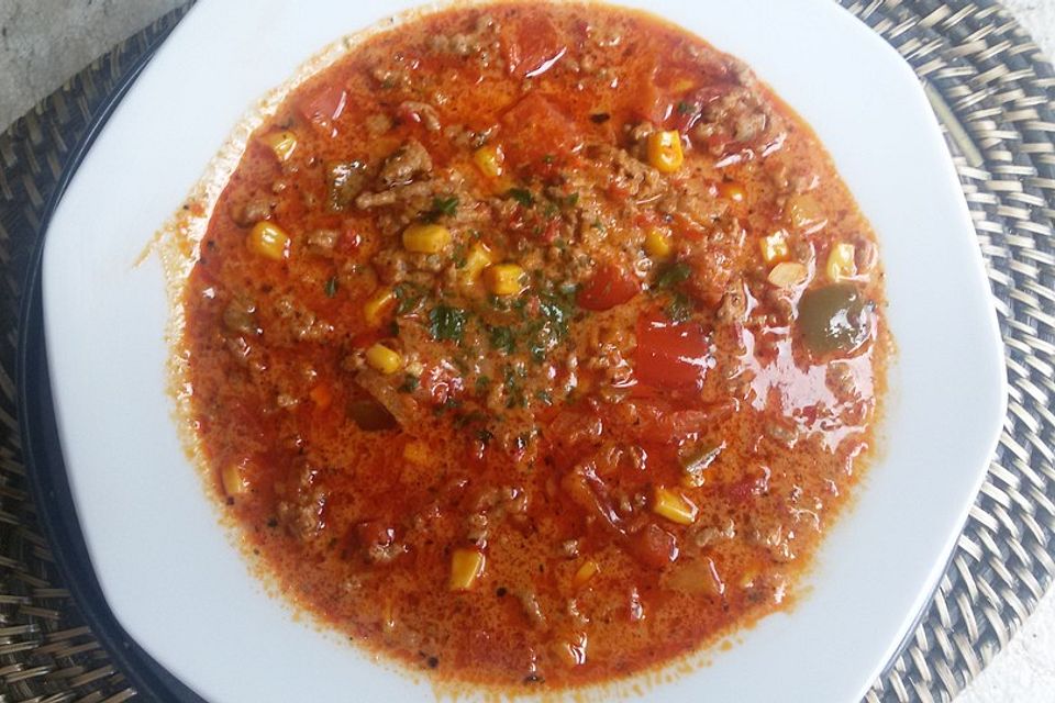 Ajvarsuppe mit Hackfleisch