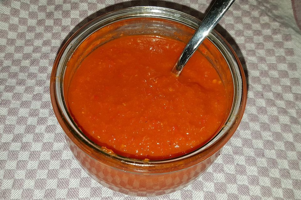 Pikante türkische Tomaten-Paprikasauce