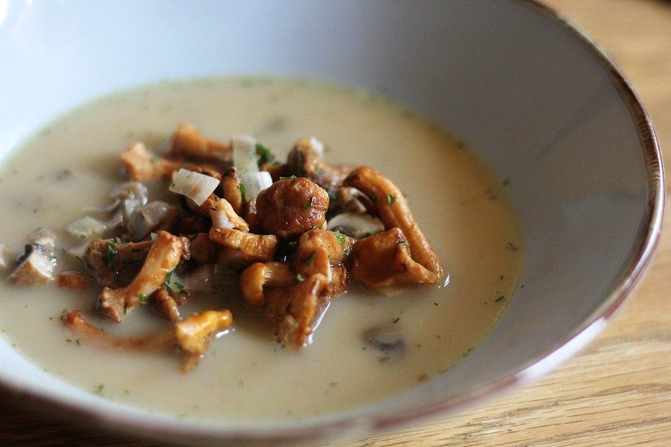 Pfifferlingssuppe mit Mandelmilch