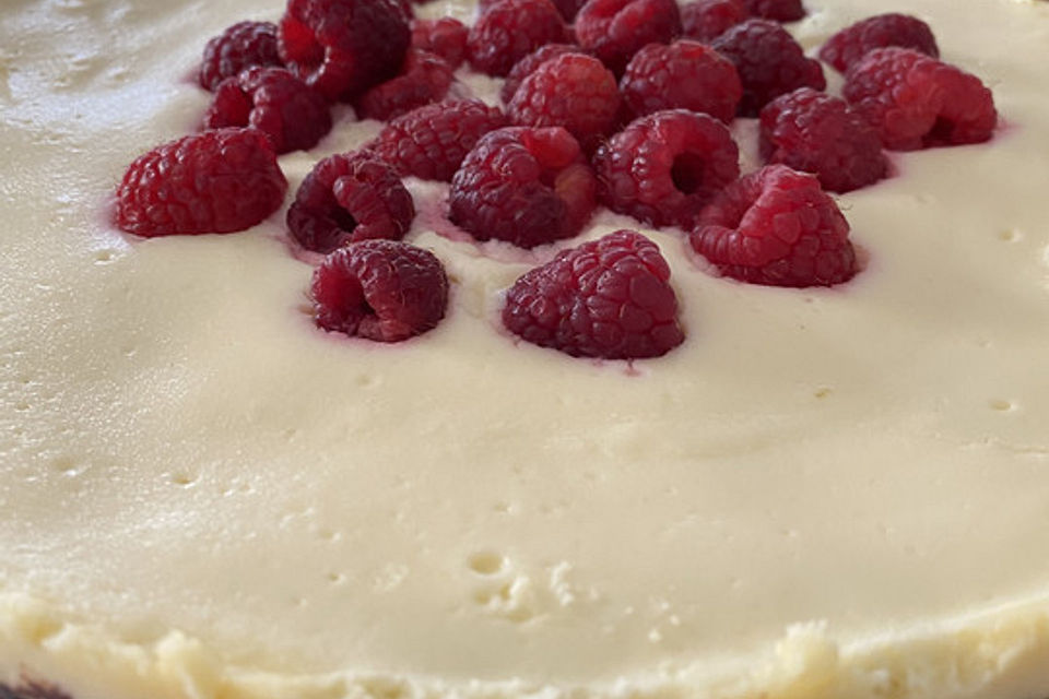 Himbeerkäsekuchen mit weißer Schokolade