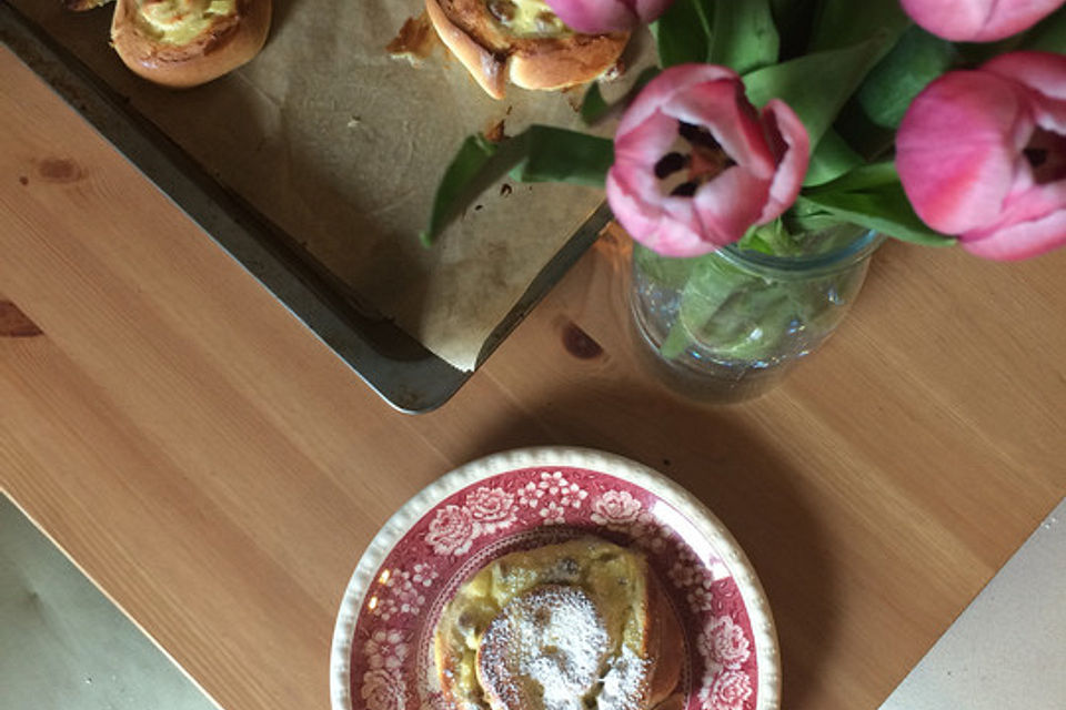 Rosinenschnecken mit Pudding