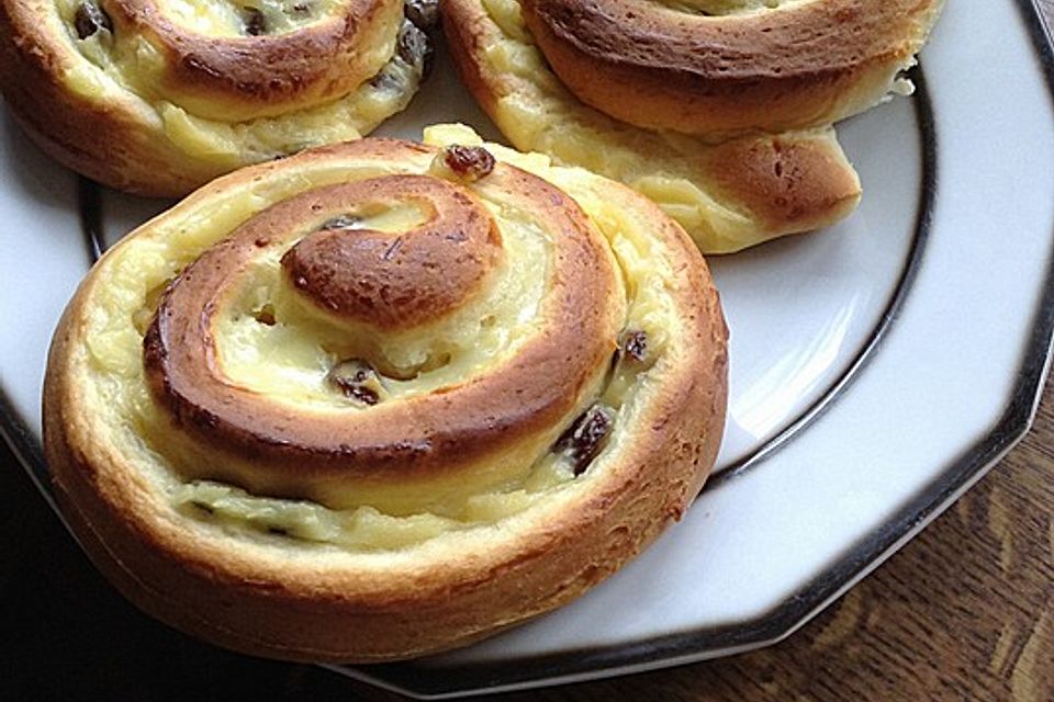 Rosinenschnecken mit Pudding