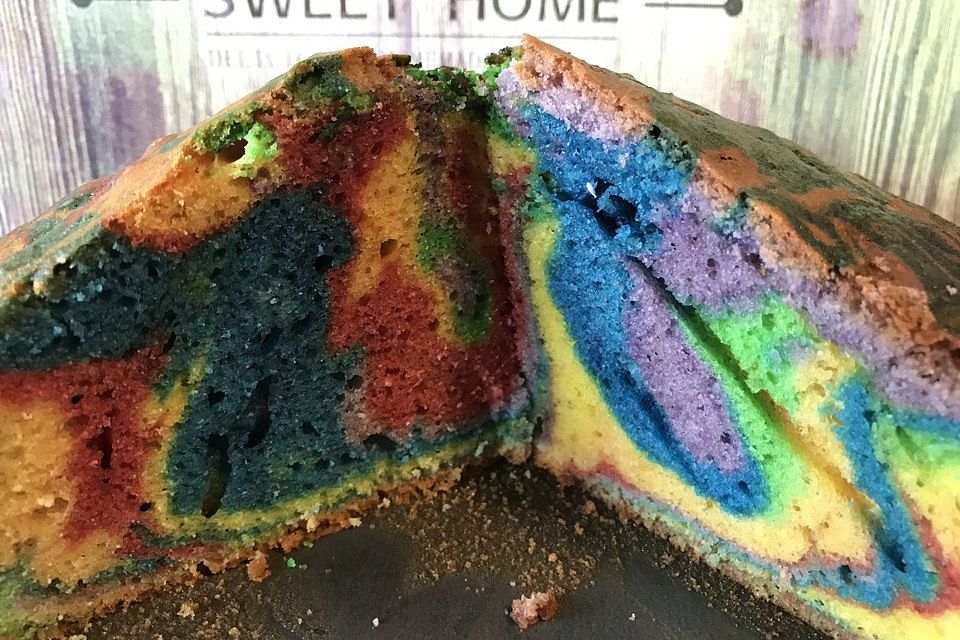 Regenbogenkuchen mit Zitronenlimonade