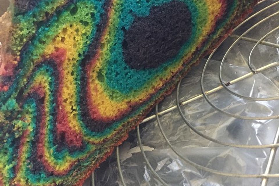 Regenbogenkuchen mit Zitronenlimonade