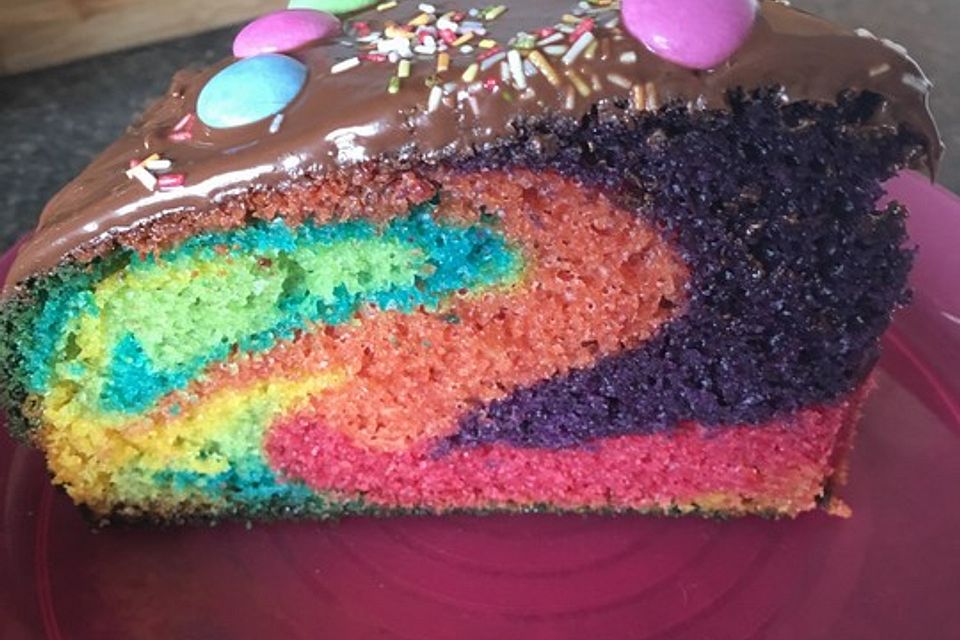 Regenbogenkuchen mit Zitronenlimonade