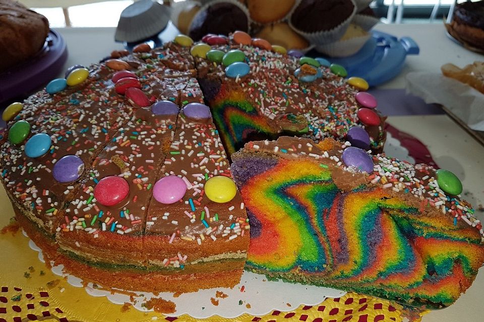 Regenbogenkuchen mit Zitronenlimonade