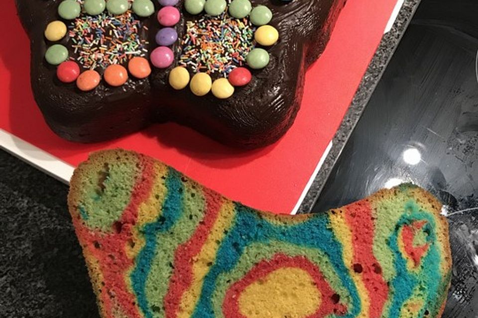 Regenbogenkuchen mit Zitronenlimonade