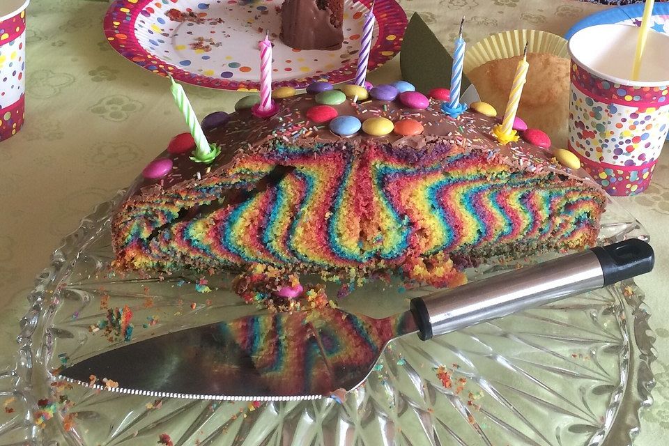 Regenbogenkuchen mit Zitronenlimonade