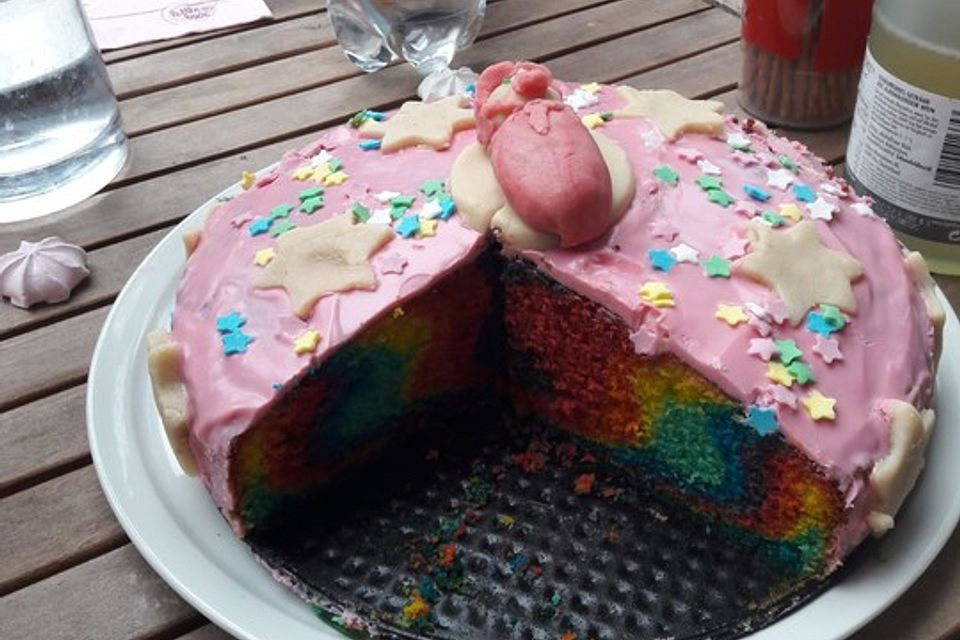 Regenbogenkuchen mit Zitronenlimonade