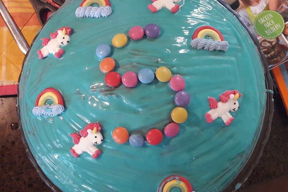 Regenbogenkuchen mit Zitronenlimonade