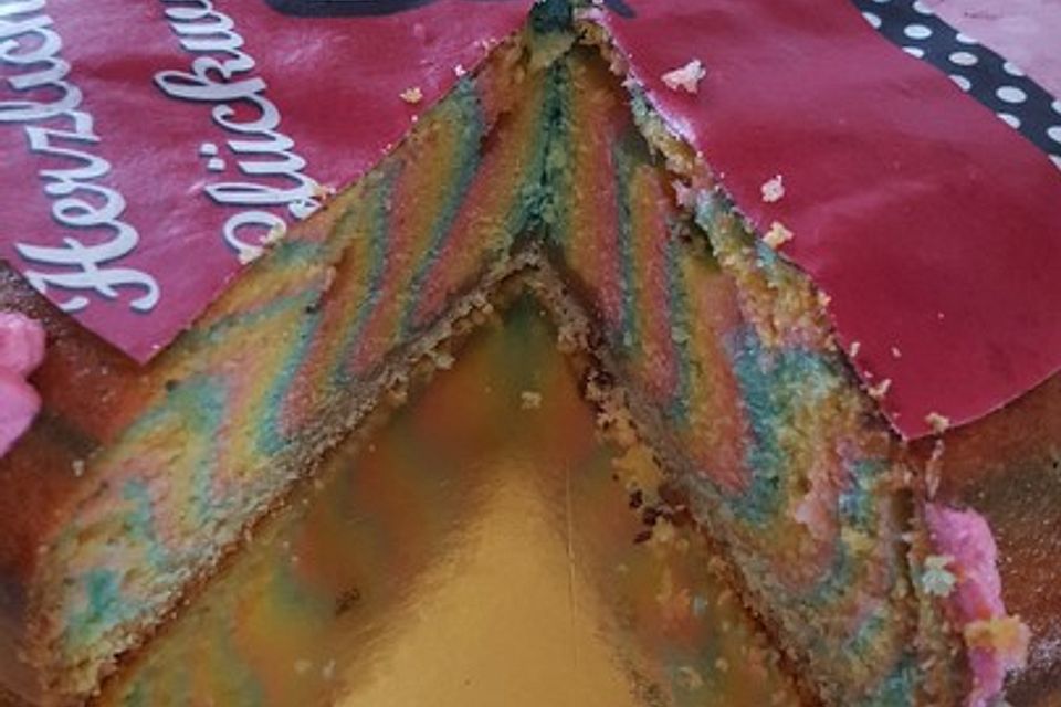 Regenbogenkuchen mit Zitronenlimonade