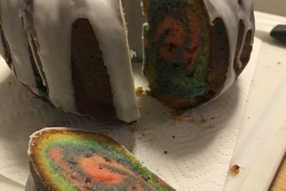 Regenbogenkuchen mit Zitronenlimonade