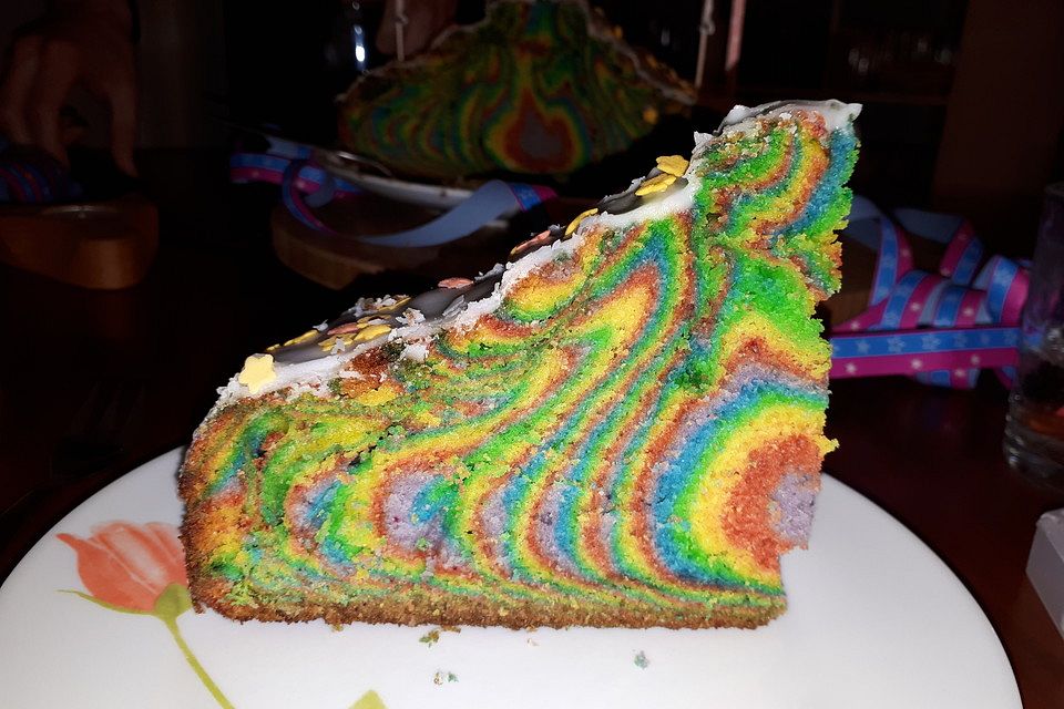 Regenbogenkuchen mit Zitronenlimonade