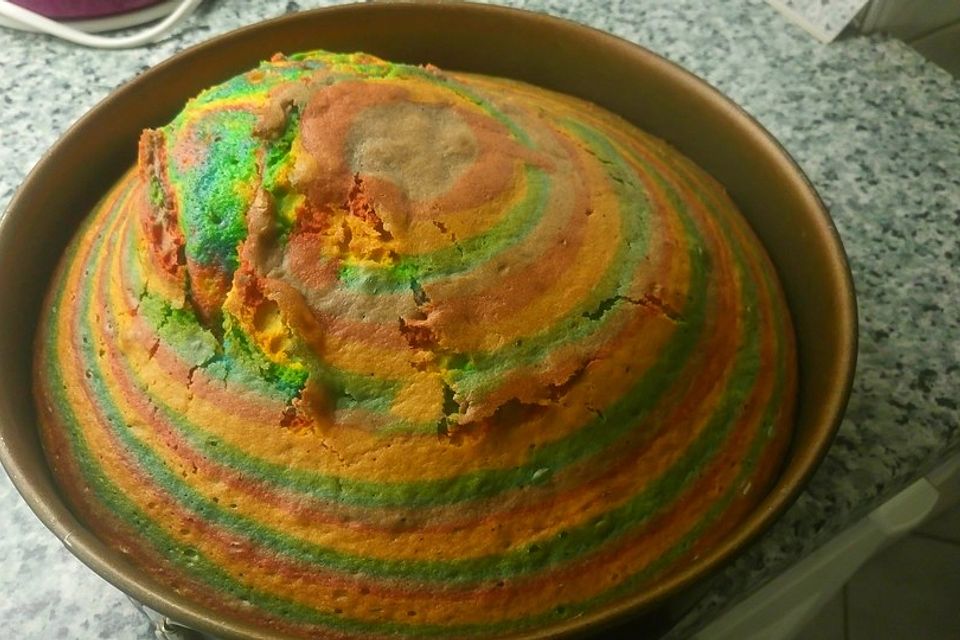 Regenbogenkuchen mit Zitronenlimonade