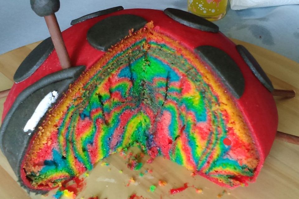 Regenbogenkuchen mit Zitronenlimonade