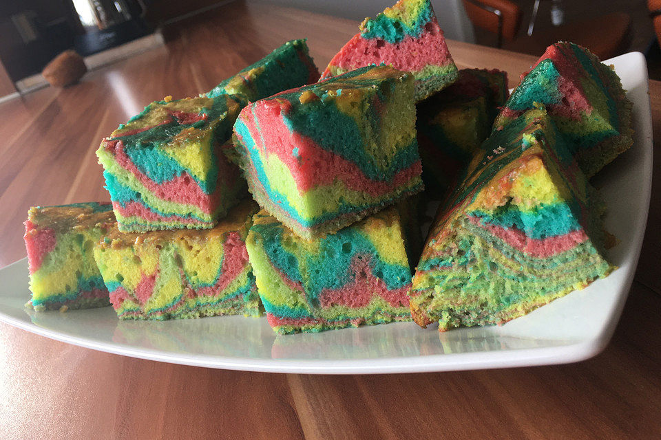 Regenbogenkuchen mit Zitronenlimonade