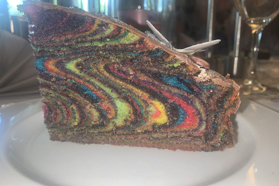 Regenbogenkuchen mit Zitronenlimonade