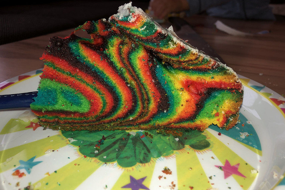 Regenbogenkuchen mit Zitronenlimonade