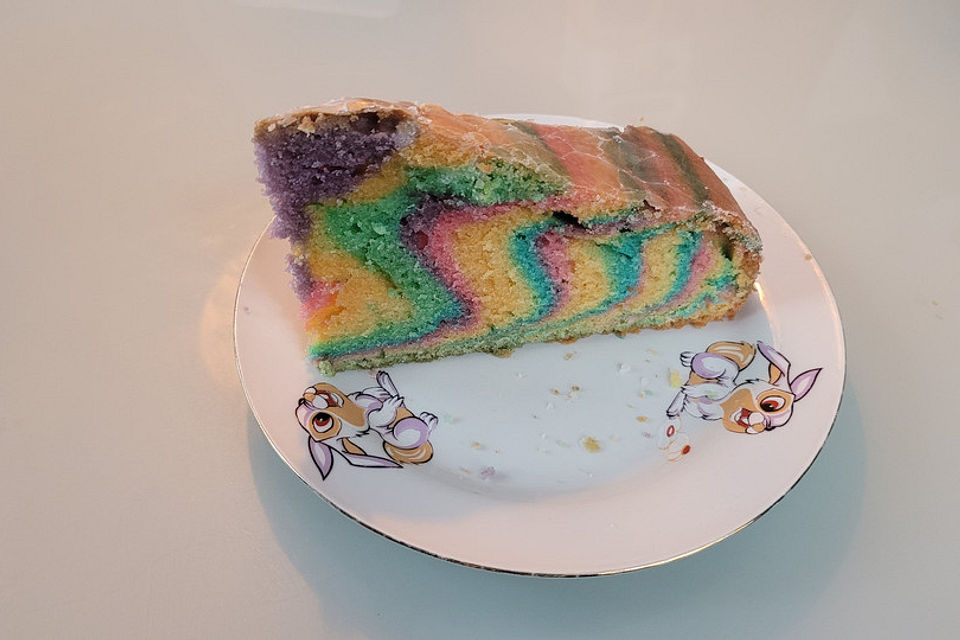 Regenbogenkuchen mit Zitronenlimonade