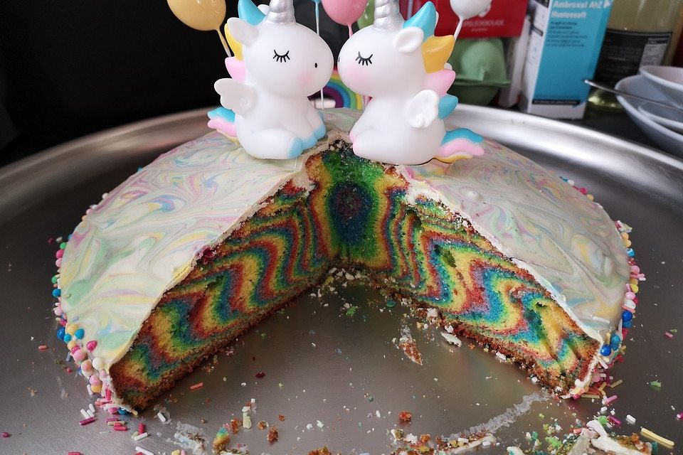 Regenbogenkuchen mit Zitronenlimonade