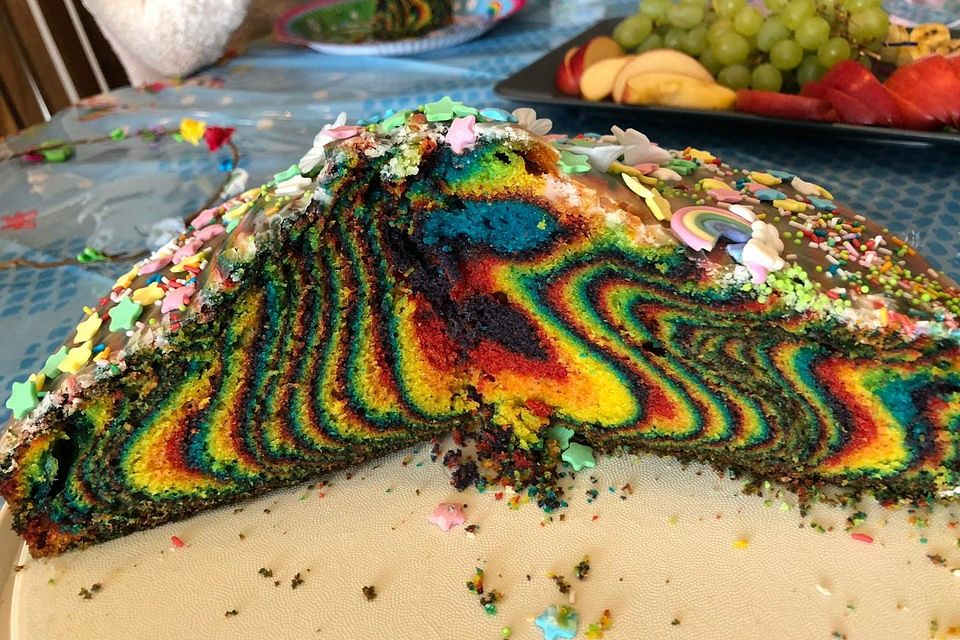 Regenbogenkuchen mit Zitronenlimonade