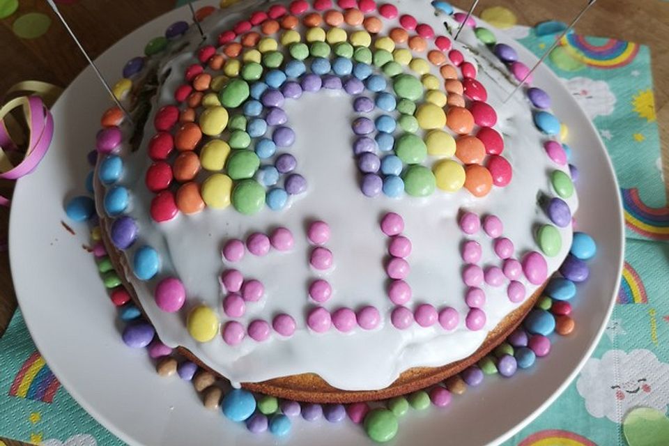 Regenbogenkuchen mit Zitronenlimonade