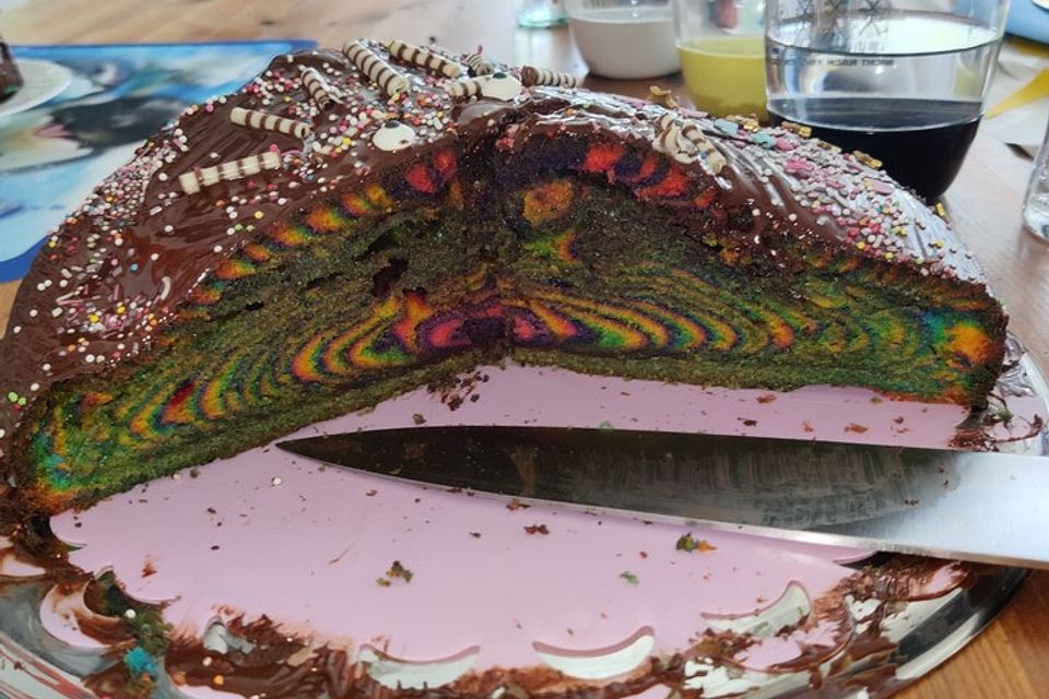 Regenbogenkuchen mit Zitronenlimonade