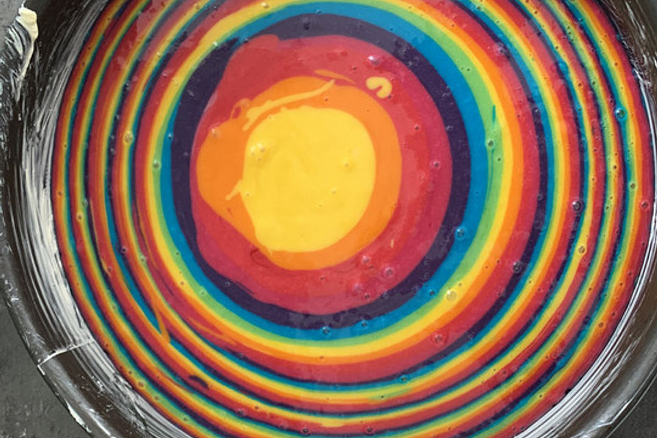 Regenbogenkuchen mit Zitronenlimonade