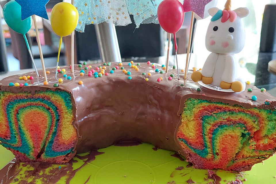 Regenbogenkuchen mit Zitronenlimonade