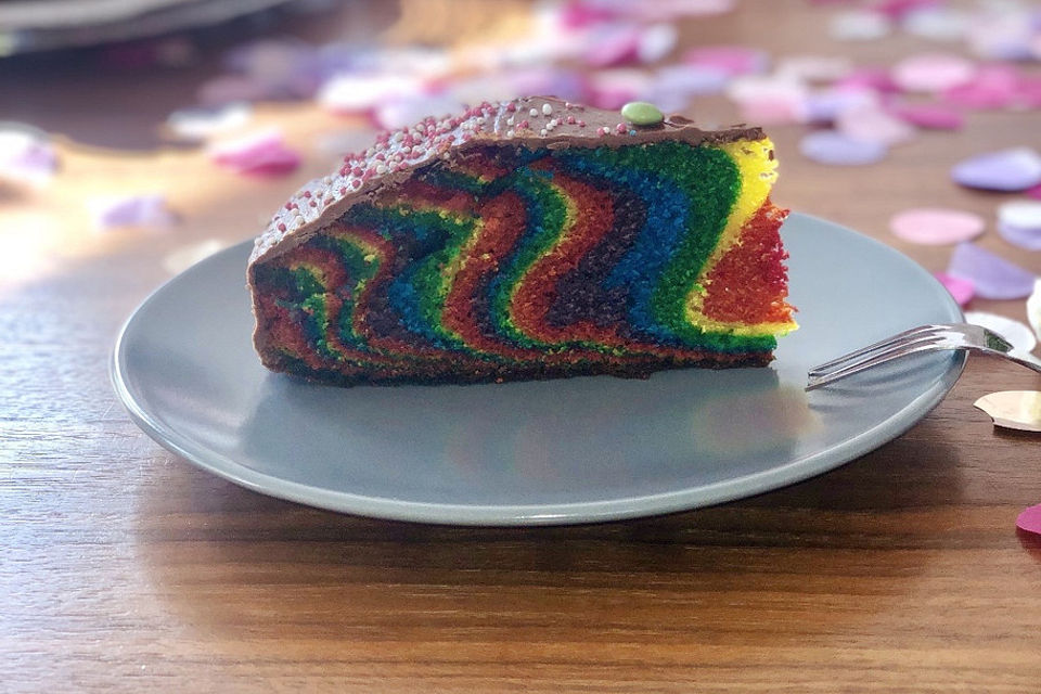 Regenbogenkuchen mit Zitronenlimonade