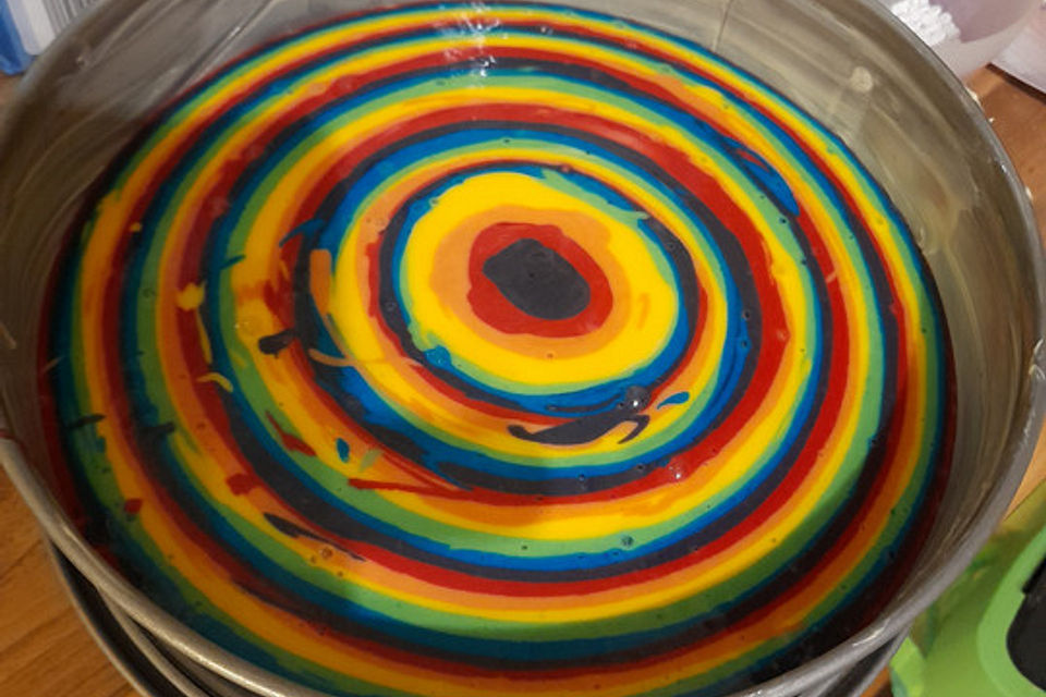 Regenbogenkuchen mit Zitronenlimonade