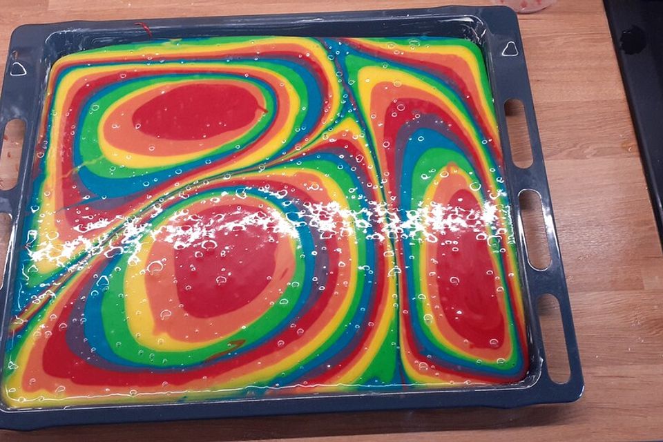 Regenbogenkuchen mit Zitronenlimonade