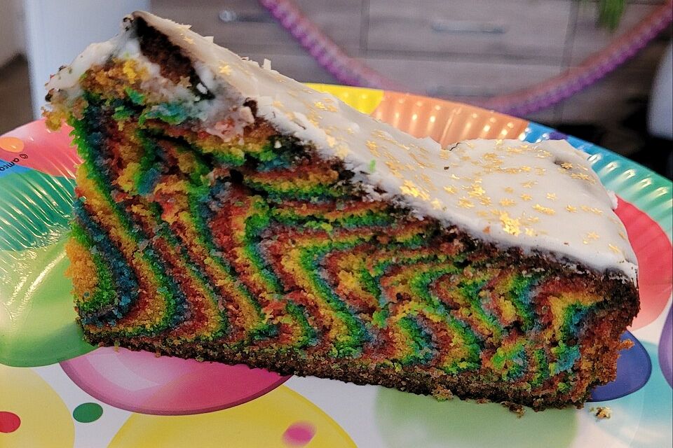 Regenbogenkuchen mit Zitronenlimonade