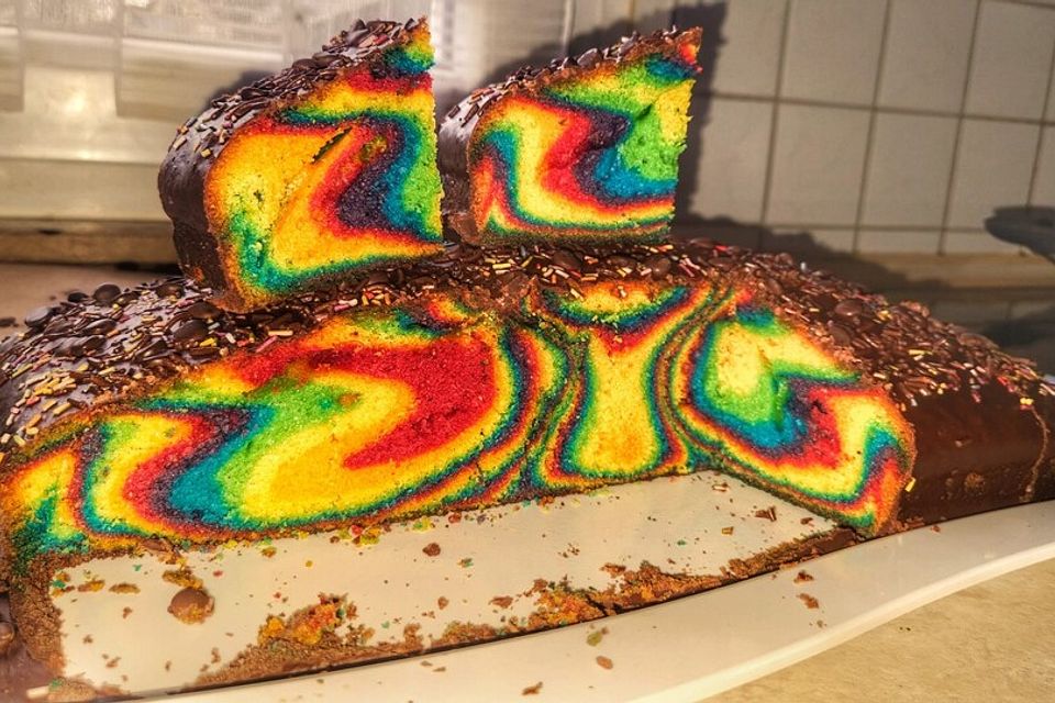 Regenbogenkuchen mit Zitronenlimonade