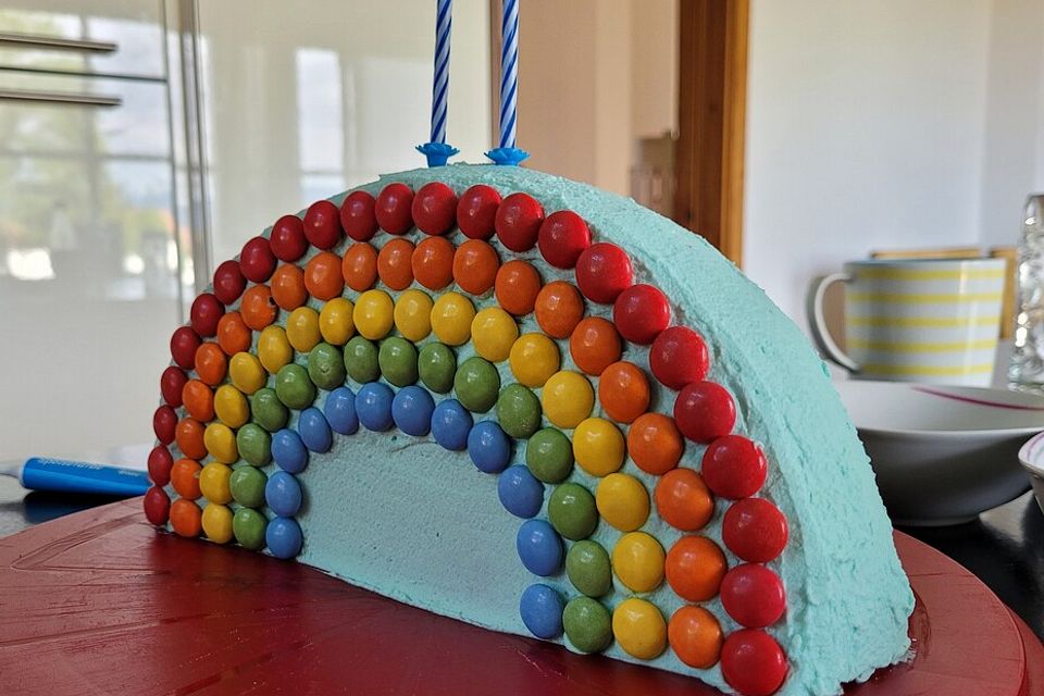 Regenbogenkuchen mit Zitronenlimonade