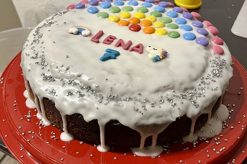 Regenbogenkuchen mit Zitronenlimonade