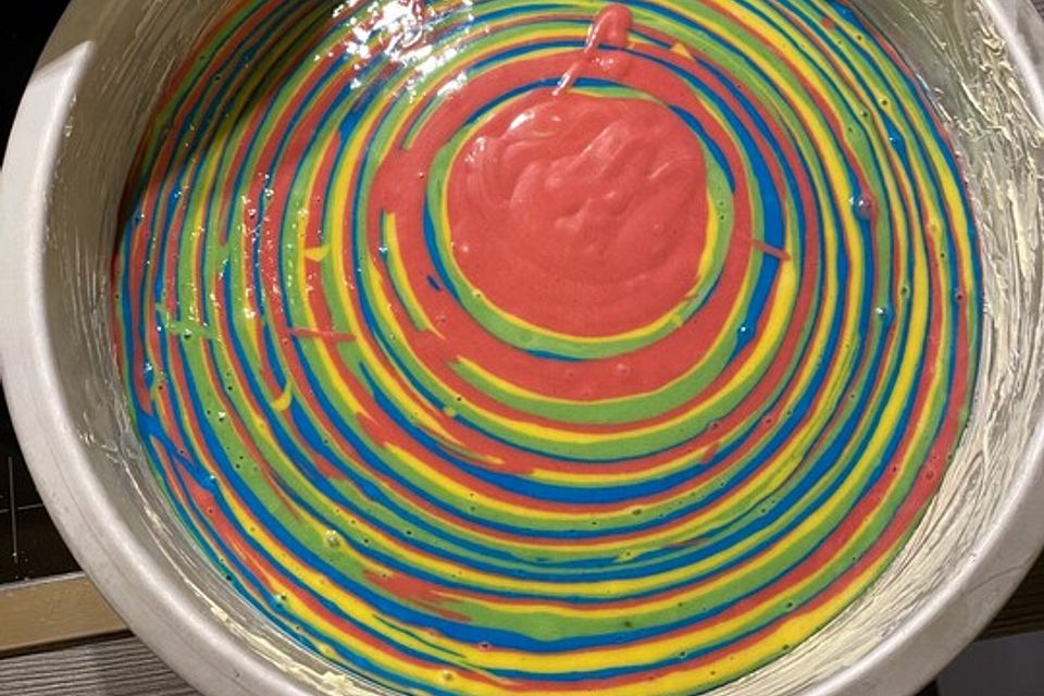 Regenbogenkuchen mit Zitronenlimonade