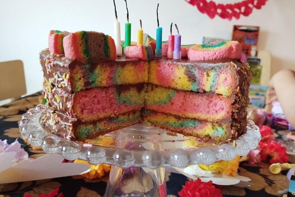 Regenbogenkuchen mit Zitronenlimonade