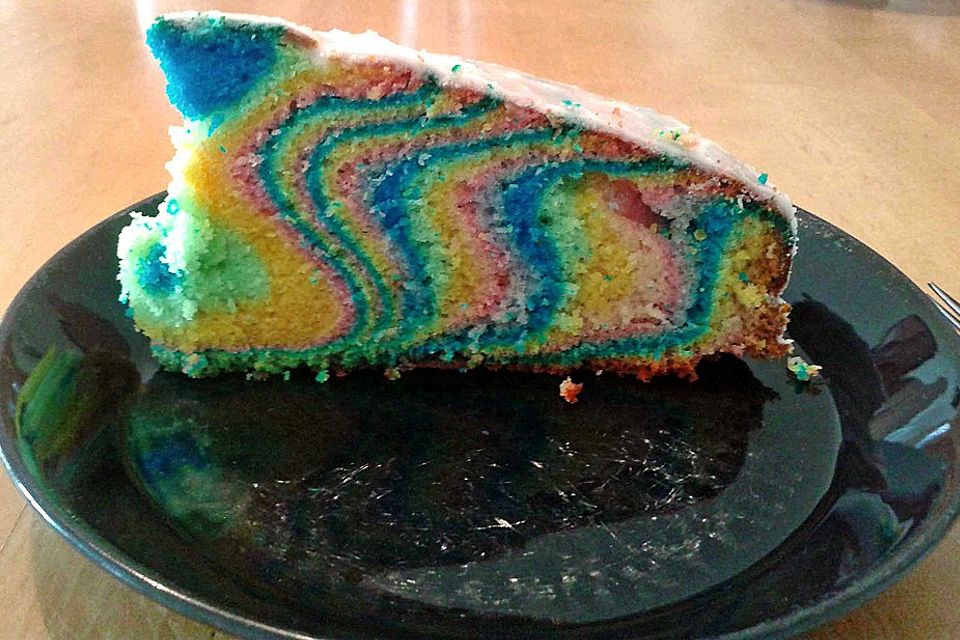 Regenbogenkuchen mit Zitronenlimonade