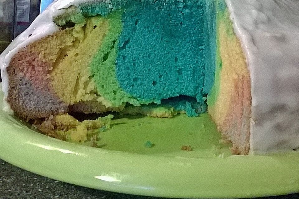 Regenbogenkuchen mit Zitronenlimonade