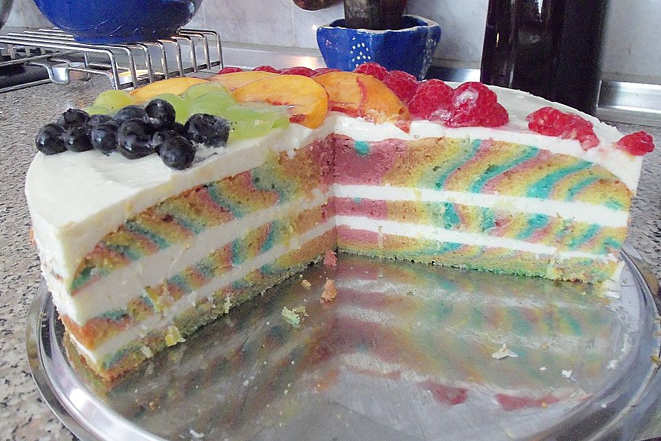 Regenbogenkuchen mit Zitronenlimonade