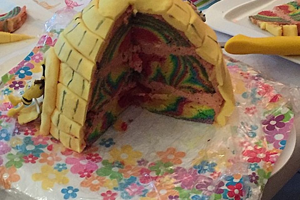 Regenbogenkuchen mit Zitronenlimonade